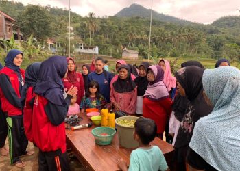 Pelatihan Pembuatan Pupuk Organik Cair oleh Mahasiswa KKN UPGRIS di Dusun Batur Sepakung