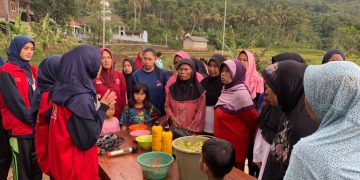 Pelatihan Pembuatan Pupuk Organik Cair oleh Mahasiswa KKN UPGRIS di Dusun Batur Sepakung