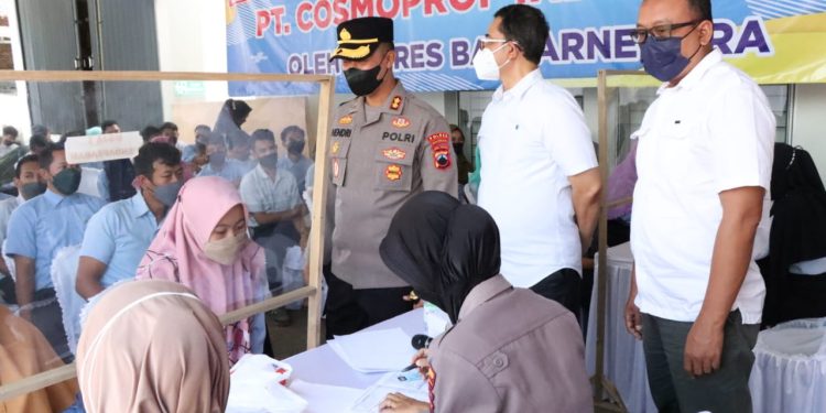 Pastikan Semua Berjalan, Kapolres Banjarnegara Cek Vaksinasi Booster dan Penerapan Prokes di PT Cosmoprof