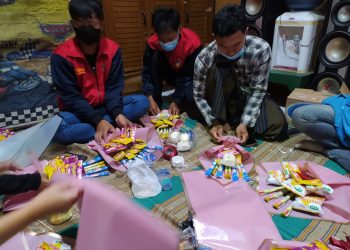 Ajak Karangtaruna Tingkatkan Penghasilan, KKN UPGRIS Ajari Membuat Buket Jajan