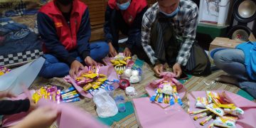 Ajak Karangtaruna Tingkatkan Penghasilan, KKN UPGRIS Ajari Membuat Buket Jajan