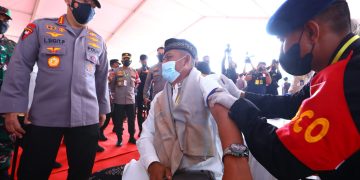 Tinjau Vaksinasi di Aceh, Kapolri Minta Forkopimda Lakukan Upaya Maksimal Cegah Peningkatan Positivity Rate