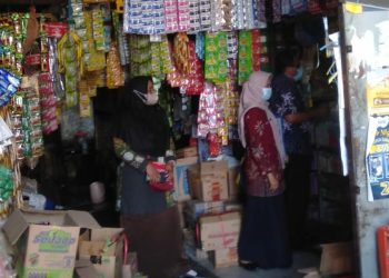 6000 Liter Minyak Goreng Digelontor Bagi Pedagang Minyak di Pasar Bintoro