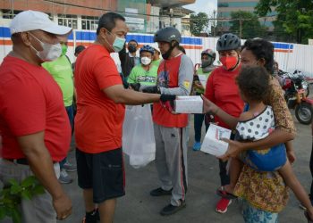 Hendi Bagikan Sembako Untuk Warga Semarang
