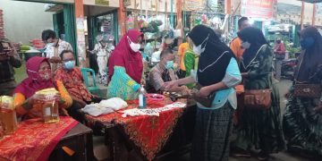 Ratusan Warga Mengantri Operasi Pasar Minyak Goreng