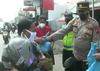 Gelar Operasi Keselamatan Lalu Lintas Candi 2022, Polsek Mranggen Bagikan Masker Dan Sembako