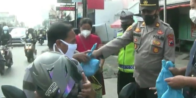 Gelar Operasi Keselamatan Lalu Lintas Candi 2022, Polsek Mranggen Bagikan Masker Dan Sembako
