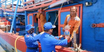 Datangi Kapal Nelayan, Patroli Satpolairud Cek Ketersediaan Apar dan Bagikan Masker