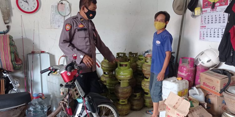 Bhabinkamtibmas Cek Harga Sembako di Toko Kelontong Jelang Ramadhan