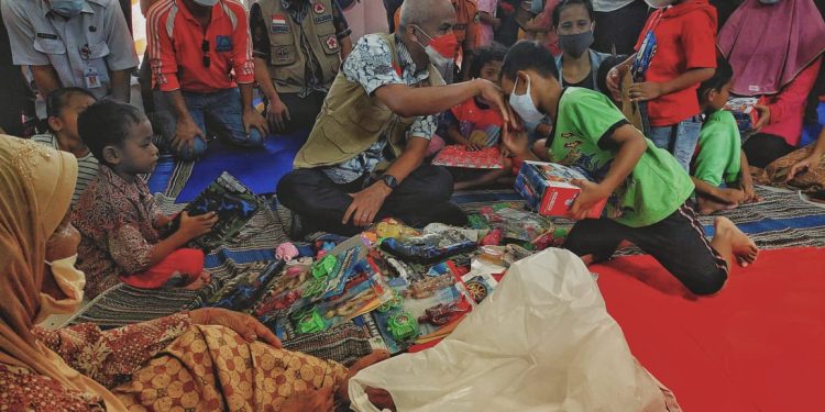 Cek Banjir Purworejo, Ganjar Hibur Pengungsi dan Bagikan Mainan ke Anak-Anak