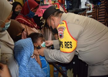 Sambil Bagikan Masker, Kapolres Demak Imbau Peziarah Makam Sunan Kalijaga Tetap Patuhi Prokes