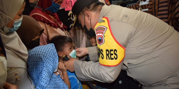 Sambil Bagikan Masker, Kapolres Demak Imbau Peziarah Makam Sunan Kalijaga Tetap Patuhi Prokes