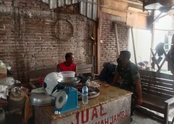 Komsos Dengan Pedagang Jambu, Ini Harapan Babinsa Kembangan Koramil 02/Bonang