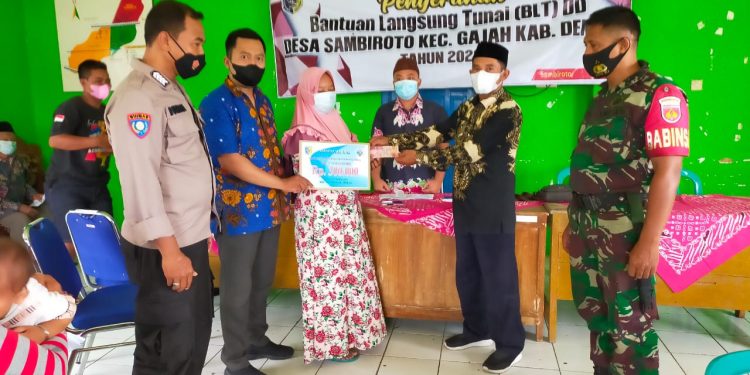 Babinsa dan Bhabinkamtibmas Desa Sambiroto Dampingi Penyaluran BLT DD