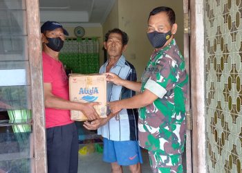 Babinsa Kalikondang Dampingi Penyerahan Paket Sembako