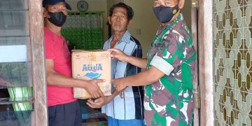 Babinsa Kalikondang Dampingi Penyerahan Paket Sembako