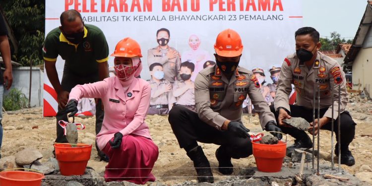 Ditandai Peletakan Batu Pertama, Rehabilitasi TK Kemala Bhayangkari 23 Pemalang Dimulai