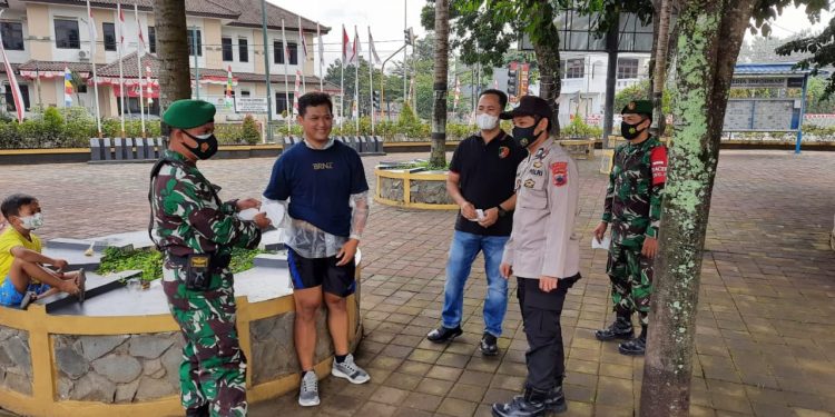 Putus Mata Rantai Penyebaran Covid-19, Polres Banjarnegara Terus Kampanye Prokes dan Bagi Masker Gratis