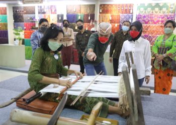 Ganjar Kagumi Produk IKM Bali, Dorong Dipasarkan Lewat E-Katalog