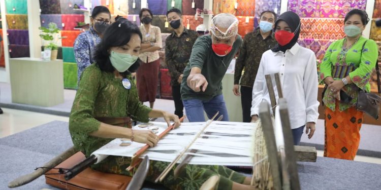 Ganjar Kagumi Produk IKM Bali, Dorong Dipasarkan Lewat E-Katalog