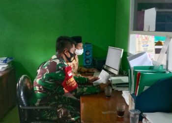 Babinsa Desa Bunderan Bersama Perangkat Desa, Data Warga Yang Belum Vaksin Covid-19