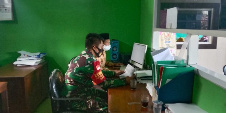 Babinsa Desa Bunderan Bersama Perangkat Desa, Data Warga Yang Belum Vaksin Covid-19