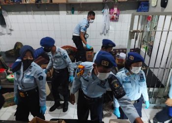 Antisipasi Gangguan Kamtib di Rutan, Personel Koramil 01/Demak Bantu Razia di Rutan Negara Kelas II B Demak