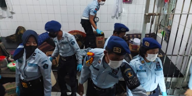 Antisipasi Gangguan Kamtib di Rutan, Personel Koramil 01/Demak Bantu Razia di Rutan Negara Kelas II B Demak