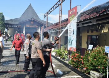 Polres Demak Terbakar