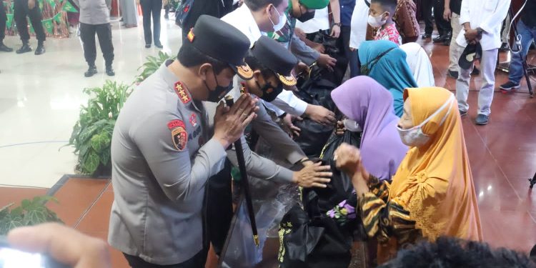 Kabareskrim Polri Bagikan Paket Sembako Untuk Warga Yang Ikut Vaksinasi
