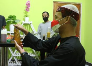 Ganjar Cicipi Langsung Madu Wijaya Borobudur yang Moncer karena Lapak Ganjar