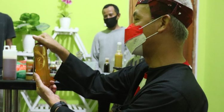 Ganjar Cicipi Langsung Madu Wijaya Borobudur yang Moncer karena Lapak Ganjar