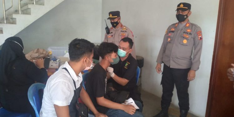 Ratusan karyawan pabrik kayu lapis, Desa Bandungrejo, Kecamatan Mranggen, Demak, mengikuti Vaksinasi Presisi Polres Demak