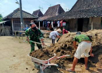 Respon Cepat, Babinsa Jragung Ajak Warga Urug Jalan Yang Rusak