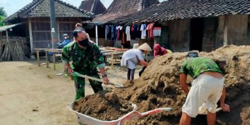 Respon Cepat, Babinsa Jragung Ajak Warga Urug Jalan Yang Rusak
