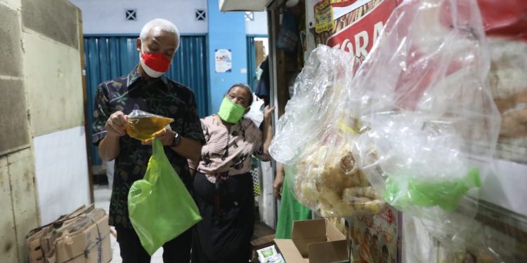Sidak Pasar Bulu, Ganjar Temukan Minyak Goreng Curah Harga Rp22 Ribu