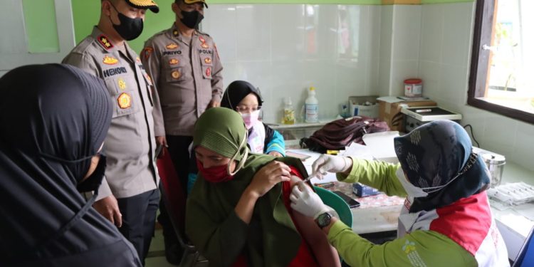 Polres Banjarnegara Keroyok Vaksin 16 Desa di Kecamatan Kalibening