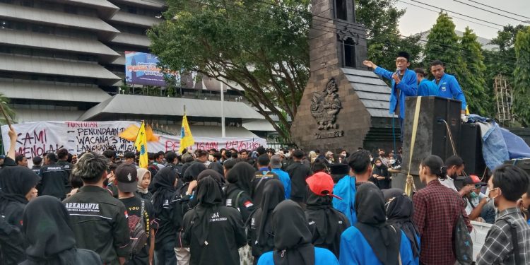 Mahasiswa UIN Tolak Kenaikan BBM dan Wacana Tiga Periode