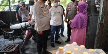 Kapolres Demak Terjun ke Lapangan, Bantu Agen Migor Aktivasi Aplikasi SIMIRAH