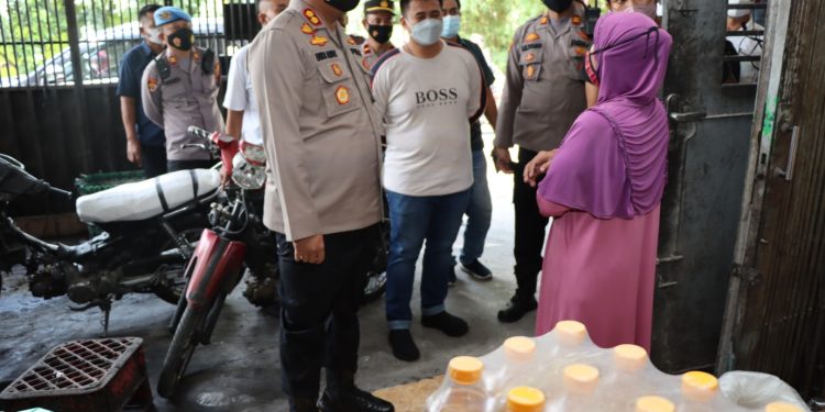 Kapolres Demak Terjun ke Lapangan, Bantu Agen Migor Aktivasi Aplikasi SIMIRAH