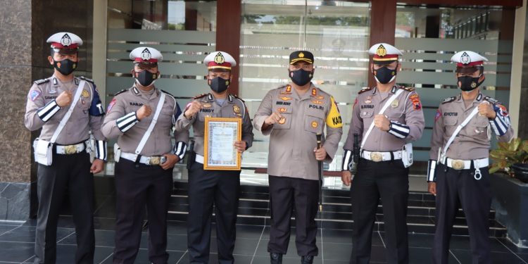 Kapolres Demak Beri Penghargaan Kepada Anggota Yang Berprestasi