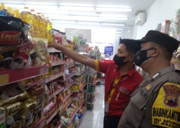 Bapak-bapak Maling Minyak Goreng Terekam CCTV