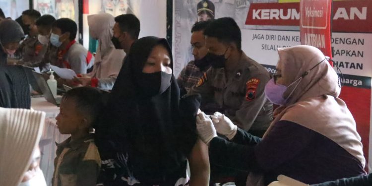 Ribuan KPM Terima BLT Sekaligus Vaksinasi, Polres Pemalang Terjunkan Tim Si Sambar