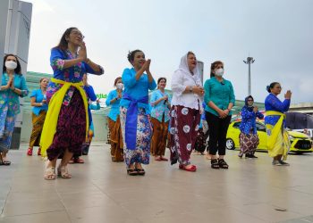 Berkebaya, Mbak Ita dan Diajeng Semarang Sapa Warga Ngabuburit di Alun Alun Kota Semarang : Jadi Destinasi Populer