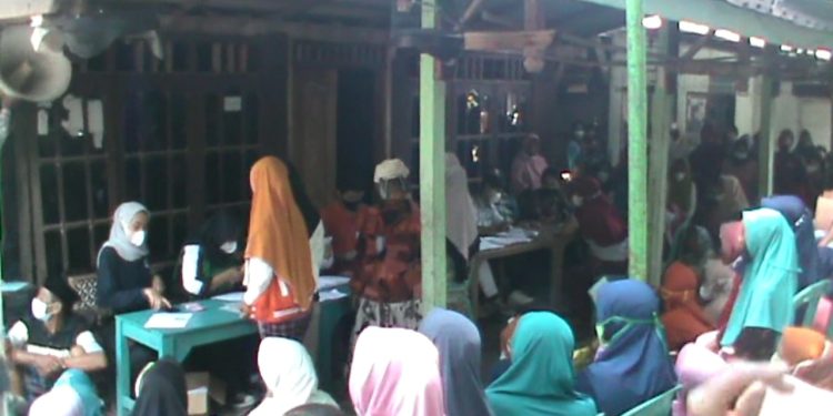 Ribuan Warga Wonosekar Mengantri BLT