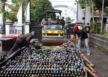 Mengawali Ops ketupat Candi 2022, Polres Banjarnegara Musnahkan Miras dan Petasan