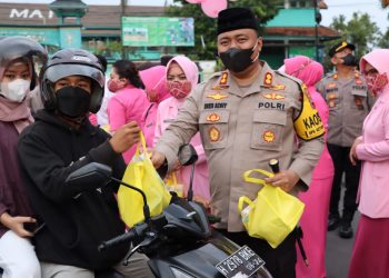 Kapolres Bersama Bhayangkari Cabang Demak Bagikan Takjil Kepada Warga