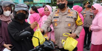 Kapolres Bersama Bhayangkari Cabang Demak Bagikan Takjil Kepada Warga