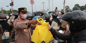 Polres Pemalang Berbagi Takjil ke Pemudik yang Melintas di depan Pospam dan Posyan