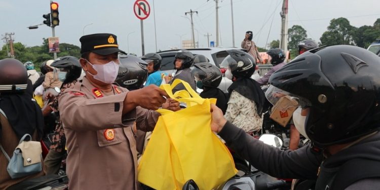 Polres Pemalang Berbagi Takjil ke Pemudik yang Melintas di depan Pospam dan Posyan